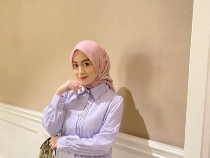 10 Ide Outfit Bukber Hijab Friendly yang Fashionable dari Para Artis