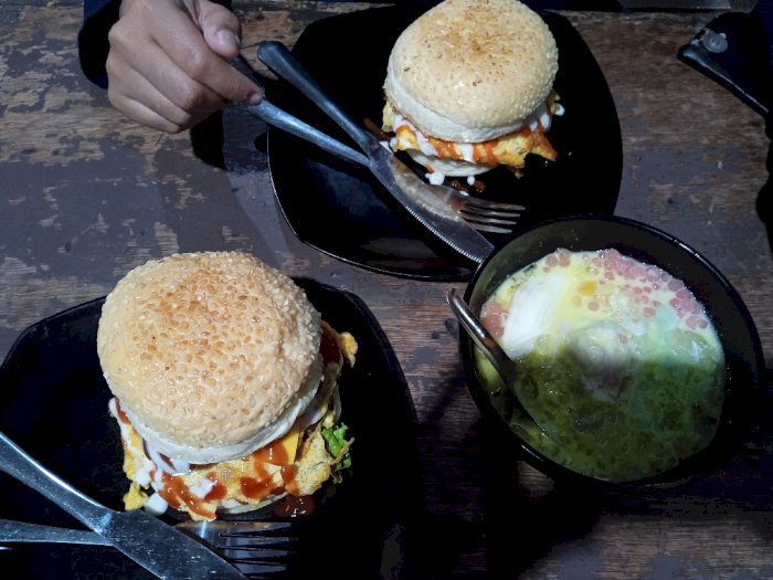 Cuma di Malang Kamu Bisa Menikmati Burger Ukuran Jumbo Cuma Rp24 Ribu, Kenyang Banget!
