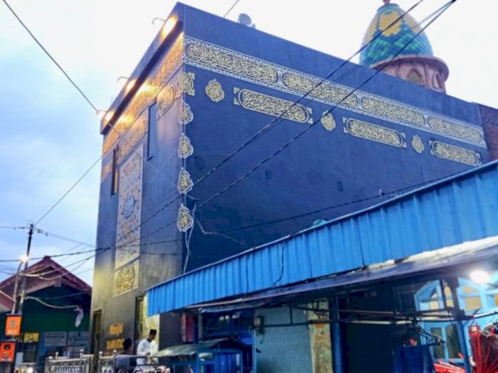 Merasakan Suasana Masjid Bernuansakan Ka'bah di Sudut Perkampungan Surabaya