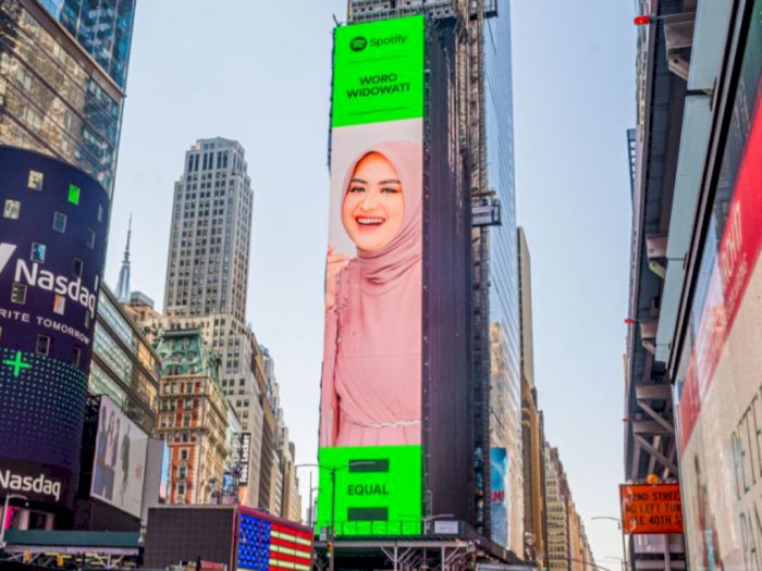  Wajah Musisi Indonesia Woro Widowati Berhijab Pink Terpampang di Times Square New York 