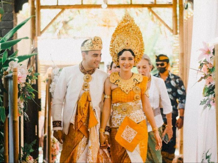 Resmi Menikah dengan Indra Brotolaras, Laura Theux Tampil Cantik Pakai Baju Pengantin Bali