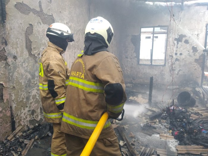 Rumah di Jatinegara Ludes Terbakar saat Pemilik Sedang Bikin Makanan Buka Puasa