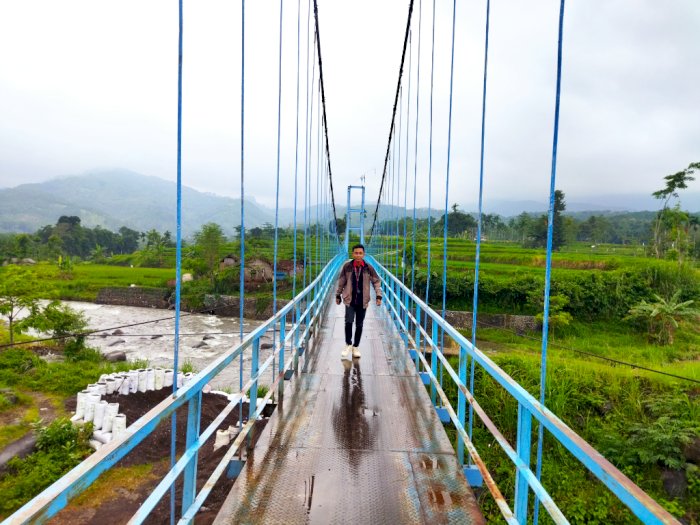 Mau Healing Gratis? Wajib Coba Sensasi di Jembatan Biru Lereng Argopuro Probolinggo