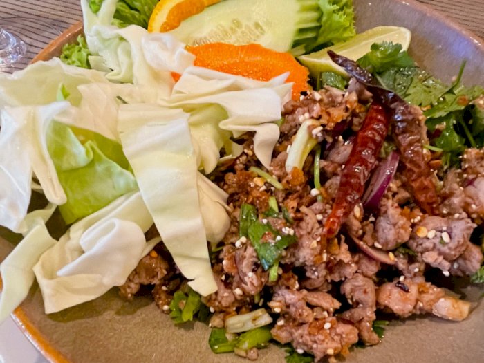 Lezatnya Laap Ped, Salad Bebek Pedas Khas Thailand yang Autentik di Kota Gent Belgia