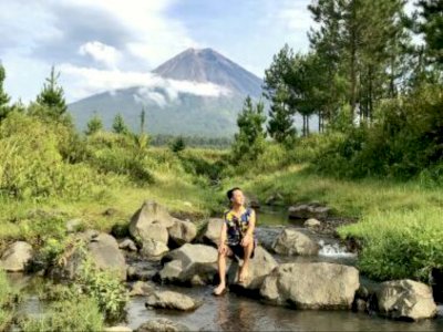 Melihat Keindahan Gunung Semeru dari Sudut Pandang Hamparan Rumput di Sarkawi