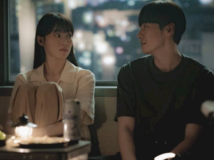 Kim Young Kwang Gigit Kepala Hani EXID saat Syuting Adegan Ranjang di Drama "Call It Love"