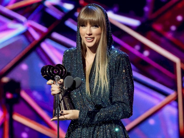 Taylor Swift Tampil Nyentrik dengan Kerudung di iHeartRadio Music Awards Banjir Kritikan 
