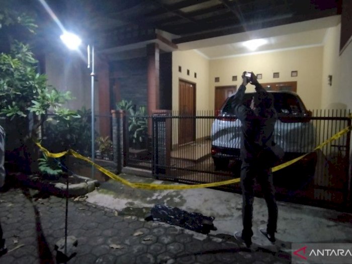  Mantan Ketua Komisi Yudisial Dibacok, Polisi Sebut Anaknya Juga Jadi Korban