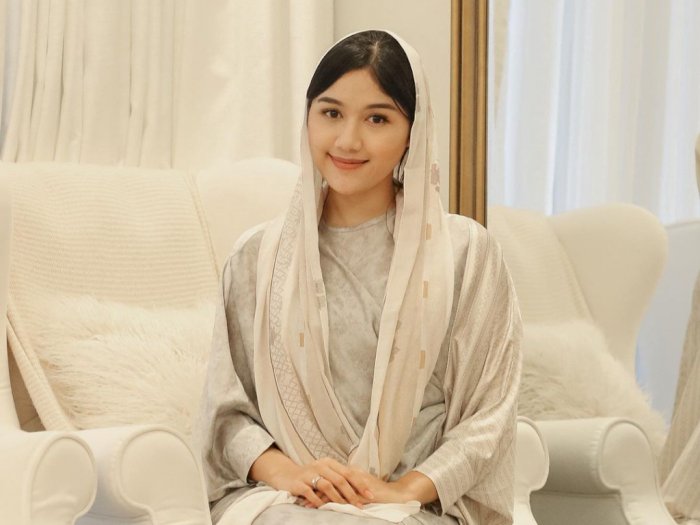 Potret Cantik Erina Gudono Dibalut Busana Gamis saat Kajian, Netizen: Adem Banget!