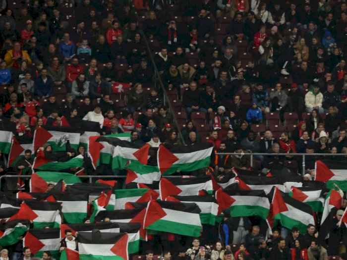 Aksi Solidaritas, Suporter Timnas Swiss Kibarkan 100 Bendera Palestina saat Hadapi Israel