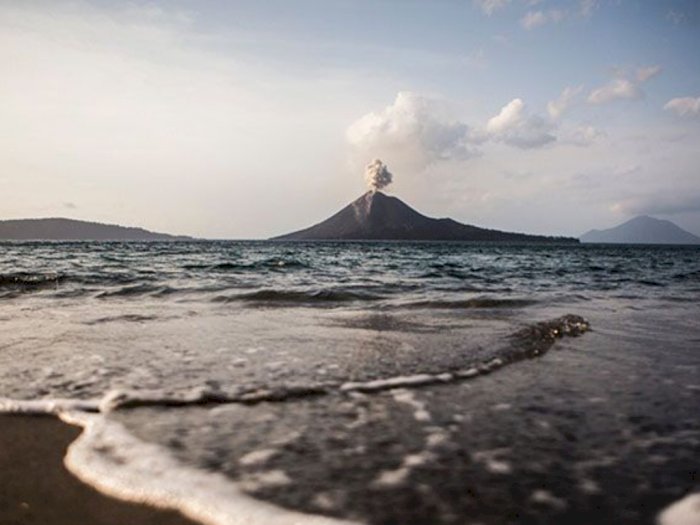 Masuk Level Siaga, Erupsi Gunung Anak Krakatau Lontarkan Abu Setinggi 600 Meter