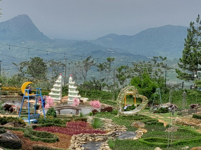 Wisata Puncak Nirvana Valley Resort, Sensasi Main Flying Camp sampai Makan di Tengah Danau