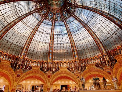 Menjelajahi Galeries Lafayette, Pusat Perbelanjaan Ikonik Paris yang Viewnya Super Cantik
