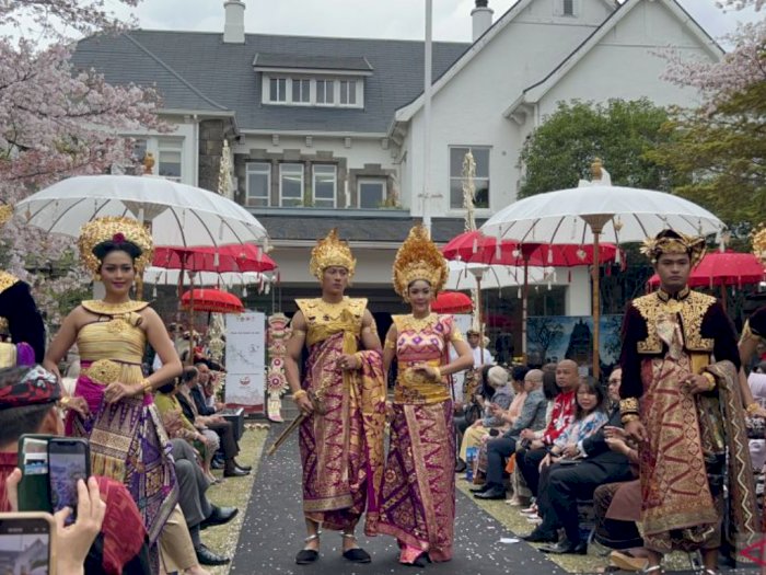 Padukan Kain Tenun, Desainer Harap Peragaan Busana Bali Mampu Pengaruhi Tren Mode Dunia