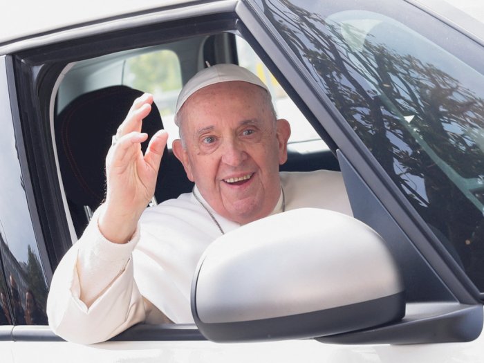 Paus Fransiskus saat Keluar dari Rumah Sakit Setelah Dirawat: Saya Masih Hidup Lho