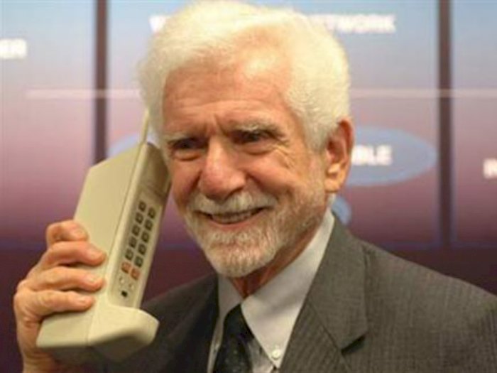 Terkuak, Ini HP yang Digunakan Martin Cooper si Penemu Telepon Genggam!