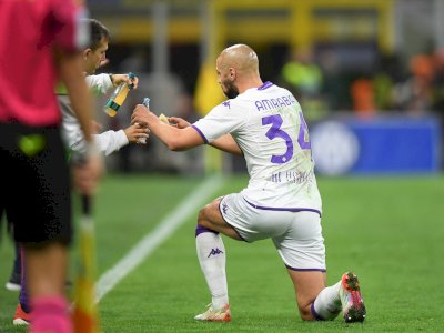 Solidaritas! Pemain Fiorentina Ini Pura-pura Cedera agar Rekan Setimnya Bisa Buka Puasa