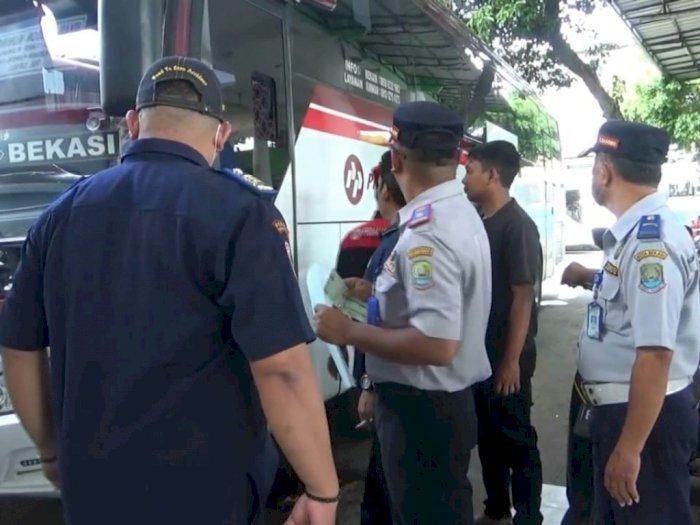 Jelang Mudik Lebaran, Petugas Dishub Lakukan Ramp Check Bus di Terminal Induk Bekasi