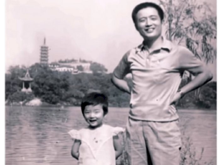 Terenyuh! Seorang Ayah Foto dengan Putrinya di Tempat yang Sama Selama 33 Tahun