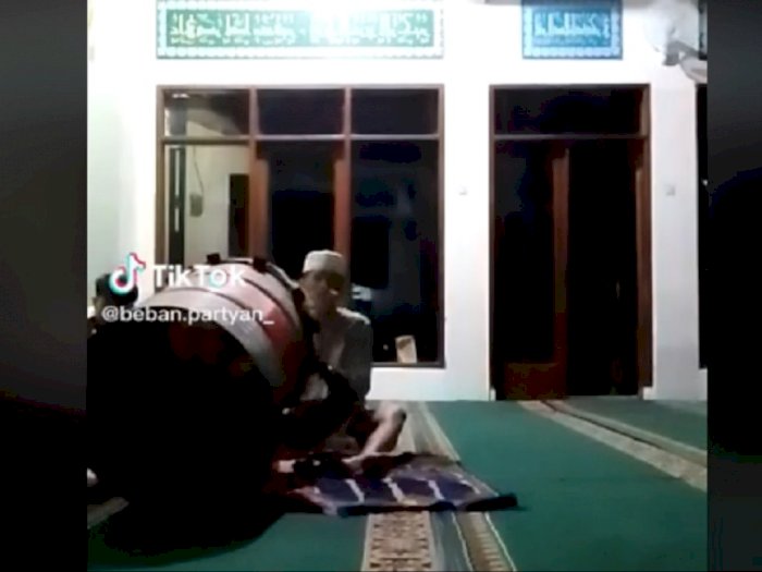 Niat Bangunkan Sahur, 2 Pemuda Ini Justru Ketemu Pocong di Masjid!