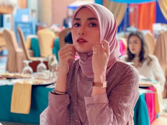 Pesona Ussy Sulistiawaty Bikin Pangling Pakai Hijab, Didoakan Istiqomah