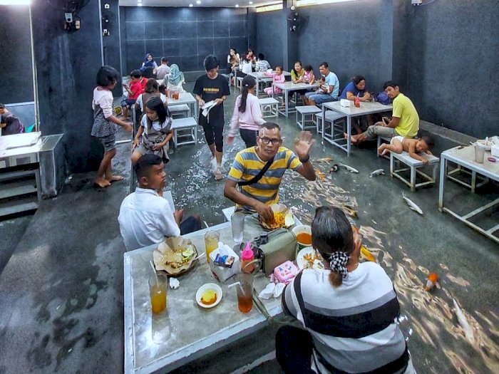 Cobain Sensasi Unik Makan Rujak di Kolam Ikan Koi, Kuliner Wajib di Pekanbaru!
