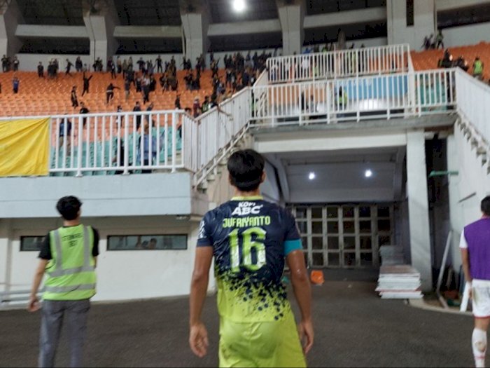Laga Persib Bandung Melawan Persis Solo Sempat Terhenti Akibat Kericuhan Suporter