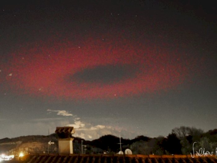 Fenomena Langka! Lingkaran Cahaya Merah Besar Mirip UFO Melintas di Langit Italia
