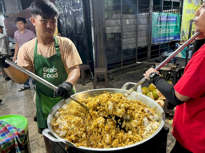 Gokil! Sekali Masak Langsung 100 Porsi, Nasi Goreng Ini Digemari Warga Makassar