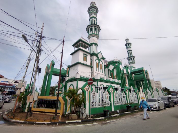 Menelisik Toleransi dari Masjid Ikonik yang Berdampingan dengan Vihara Tua di Singkawang