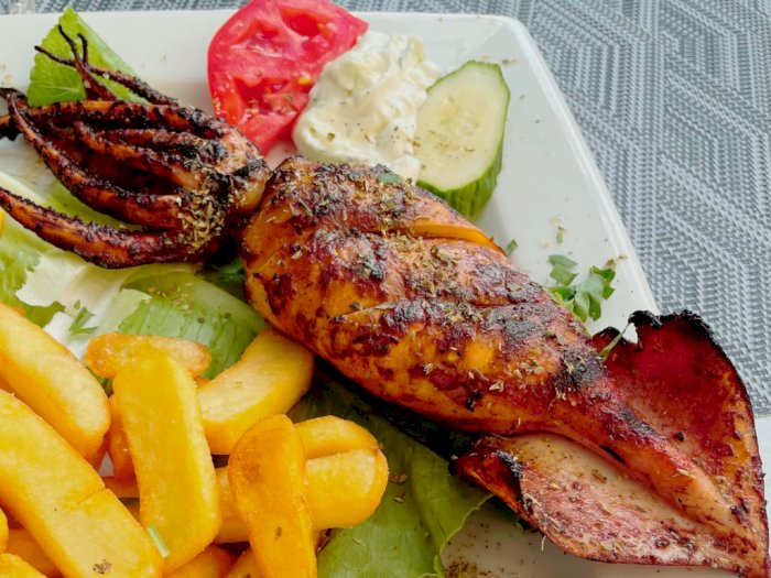 Cumi Bakar Khas Chania di Restoran Kaiki, Tempat Makan Wajib di Pulau Kreta, Yunani