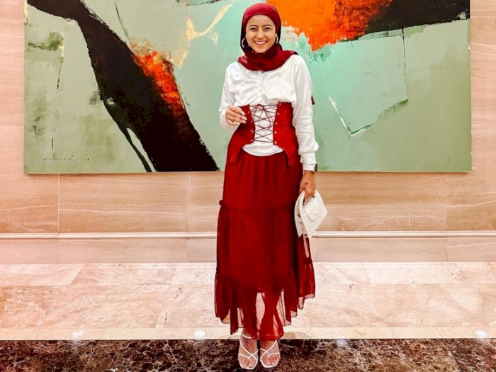 Inspirasi OOTD Hijab Merah Putih ala Awkarin, Netizen: Ini Mah Outfit 17-an