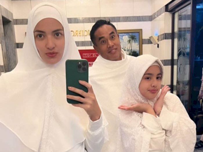 Nia Ramadhani Pakai Hijab Dibalut Gamis Serba Putih Saat Umrah, Ini Potret Cantiknya!