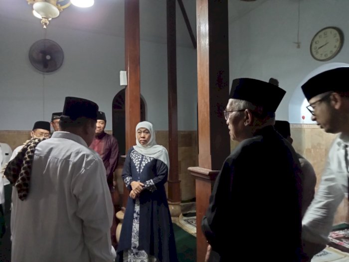 Safari Ramadhan ke Tulungagung, Khofifah Salat Tarawih di Masjid Kuno Desa Macanbang