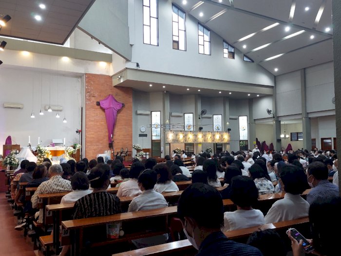 Peringati Kamis Putih, Ratusan Umat Katolik Padati Gereja St. Albertus De Trapani Malang 