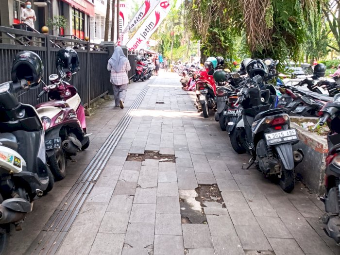 Parkir Liar di Jalan Veteran Malang telah Rebut Hak Pejalan Kaki 