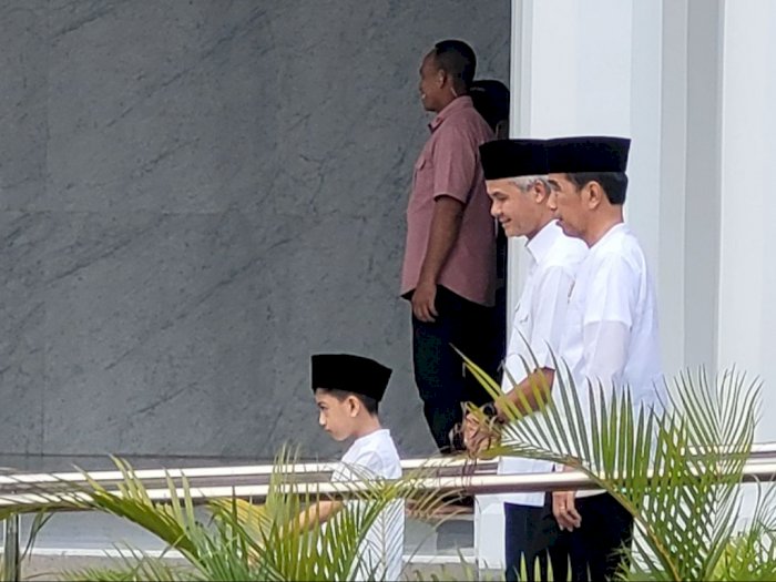 Moment  Presiden Jokowi dan Ganjar Salat Jumat Bareng di Masjid Syeikh Zayed