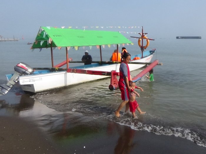Asiknya Ngabuburit Seru Naik Perahu di Pantai Alam Indah Kota Tegal, Ada Museum Bahari