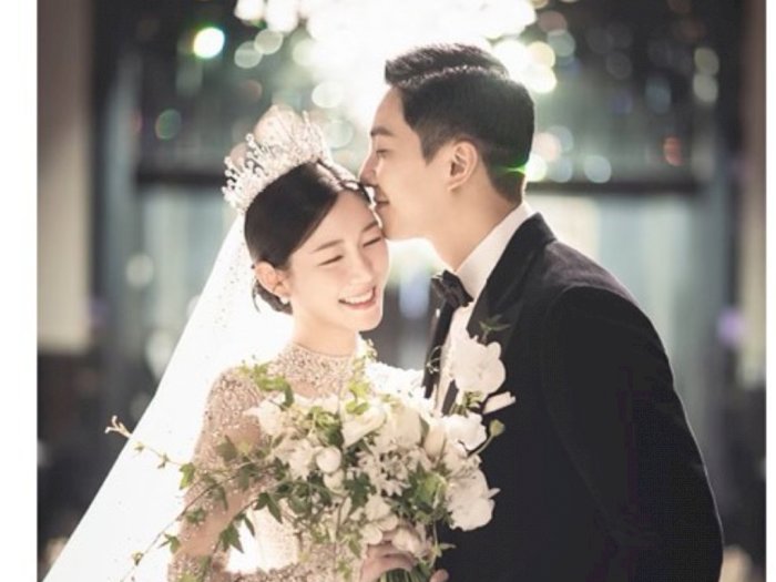Resmi Menikah! Ini Sederet Potret Mesra Lee Seung Gi dan Lee Da In, Kecup Kening Istri