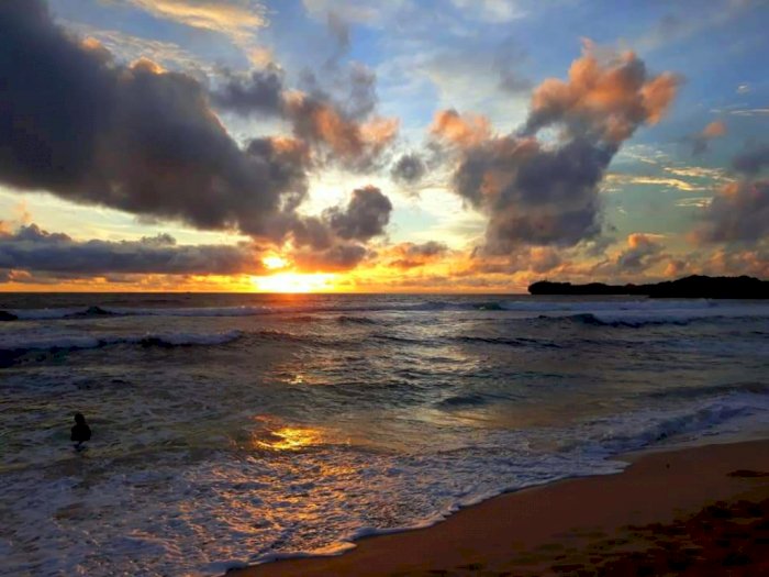 Serunya Habiskan Weekend di Pantai Indrayanti, Main di Pasir Putih Sembari Nikmati Sunset
