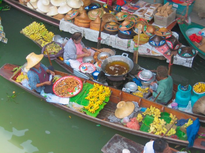 Menjelajahi Keunikan Pasar Terapung di Thailand: Ada Wisata Kuliner dan Belanja 