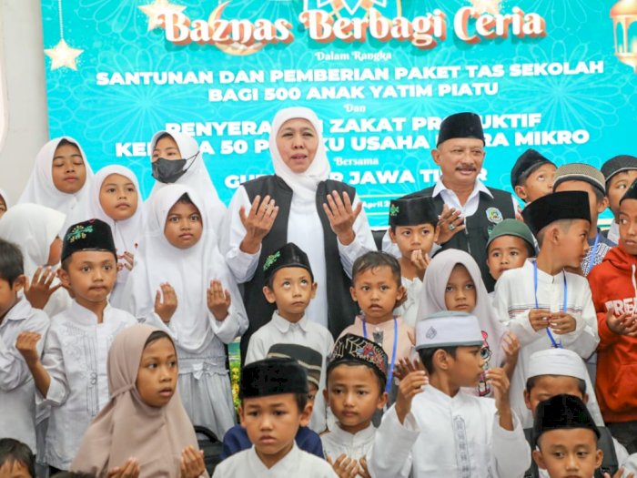 Gubernur Khofifah Bagikan Al-Quran untuk Anak-Anak di Kabupaten Situbondo