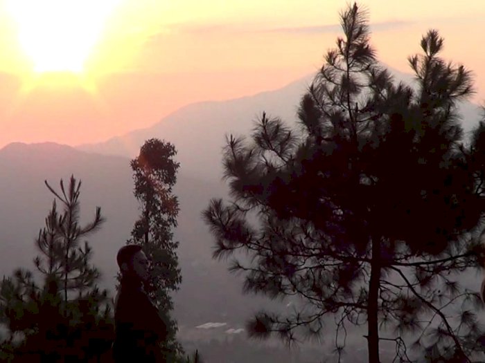 Menikmati Sunrise dari Gunung Putri Lembang, Cantiknya Enggak Ada Obat!