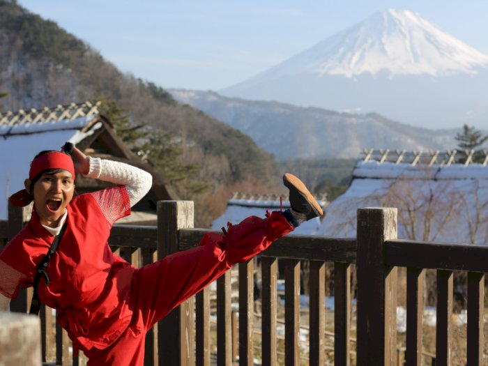 Healing di Kaki Gunung Fuji Sambil Cosplay Samurai dan Ninja, Stress Auto Hilang! 