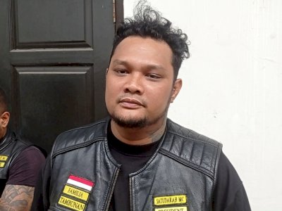 Penasaran Vonis AGH, Virgoun Datangi PN Jaksel Sambil Bawa Bendera Club Motor Asal Maluku