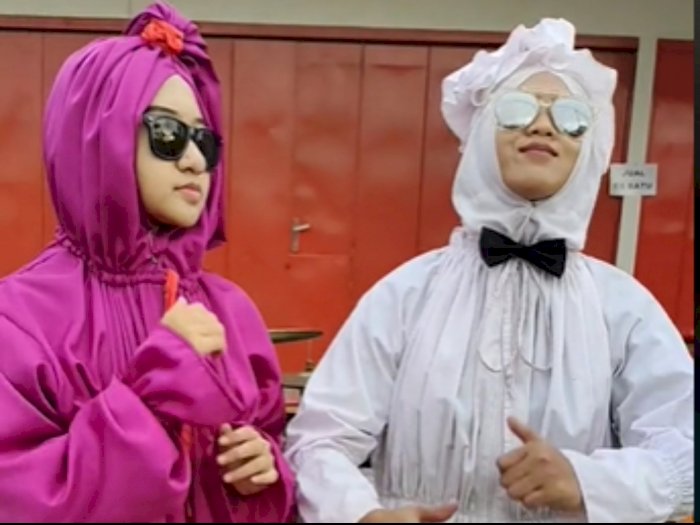 Viral Tiktokers Cosplay Outfit Pocong Bagi-bagi Takjil, Netizen: Baju Lebaran 2023