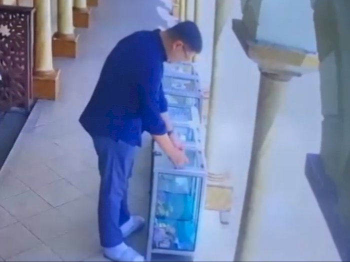 Viral Pria Ganti Barcode QRIS Kotak Amal Masjid di Jakarta Selatan, Aksinya Terekam CCTV