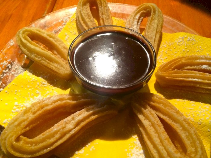 Churros, Jajanan Khas Spanyol yang Mirip Cakwe: Makannya Dicelupin ke Cokelat Panas