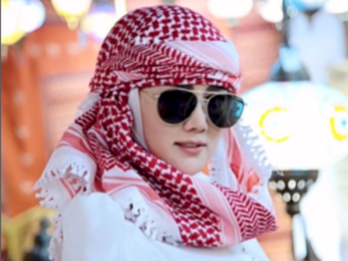 Arabian Style ala Mulan Jameela, Bininya Ahmad Dhani Cantik Berhijab Sorban dan Gaun Putih