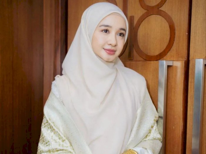 Gaya Anggun Laudya Cynthia Bella Pakai Outfit Putih Dipadu Songket Padang: Cantik Adem